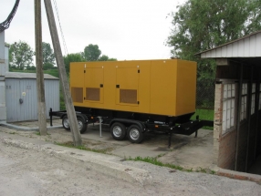 Дизель-генератор Caterpillar мобильного исполнения потужністью 550 кВА для резервного электроснабжения промышленного объекта.